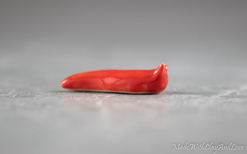 Little Red Slug Figura de terrario miniatura cerámica porcelana caramelo manzana rojo animal esculpido a mano imagen 2