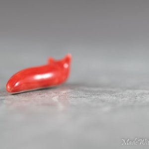 Little Red Slug Figura de terrario miniatura cerámica porcelana caramelo manzana rojo animal esculpido a mano imagen 5