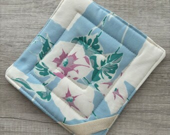 Potholder /Vintage Tablecloth / repurposed  / Trivet /Kitchen Trivet / insulated   / Hostess Gift / teacher gift / Vintage Quilted