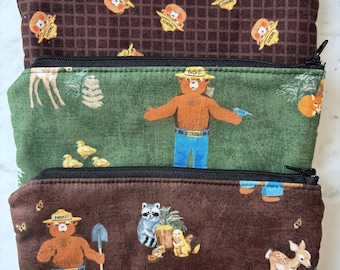 Trousse à crayons, étui à lunettes, pochette zippée faite main Smokey Bear