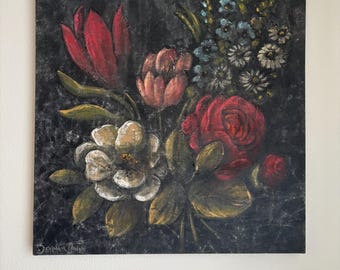 Peut inclure: Une peinture à l'huile carrée sur toile représentant un arrangement floral avec des tulipes rouges, une grande fleur blanche et une rose rouge foncé sur un fond noir texturé. La signature "Jennifer Anne" est visible en bas à gauche.