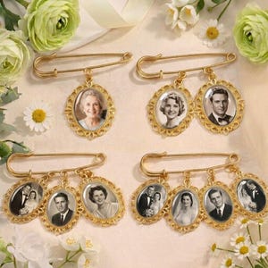 Può includere: Quattro spille da balia color oro, ciascuna dotata di cornici ovali contenenti ritratti in bianco e nero. Due spille contengono un singolo ritratto, mentre due spille contengono ritratti multipli, raffiguranti varie persone in abiti formali.
