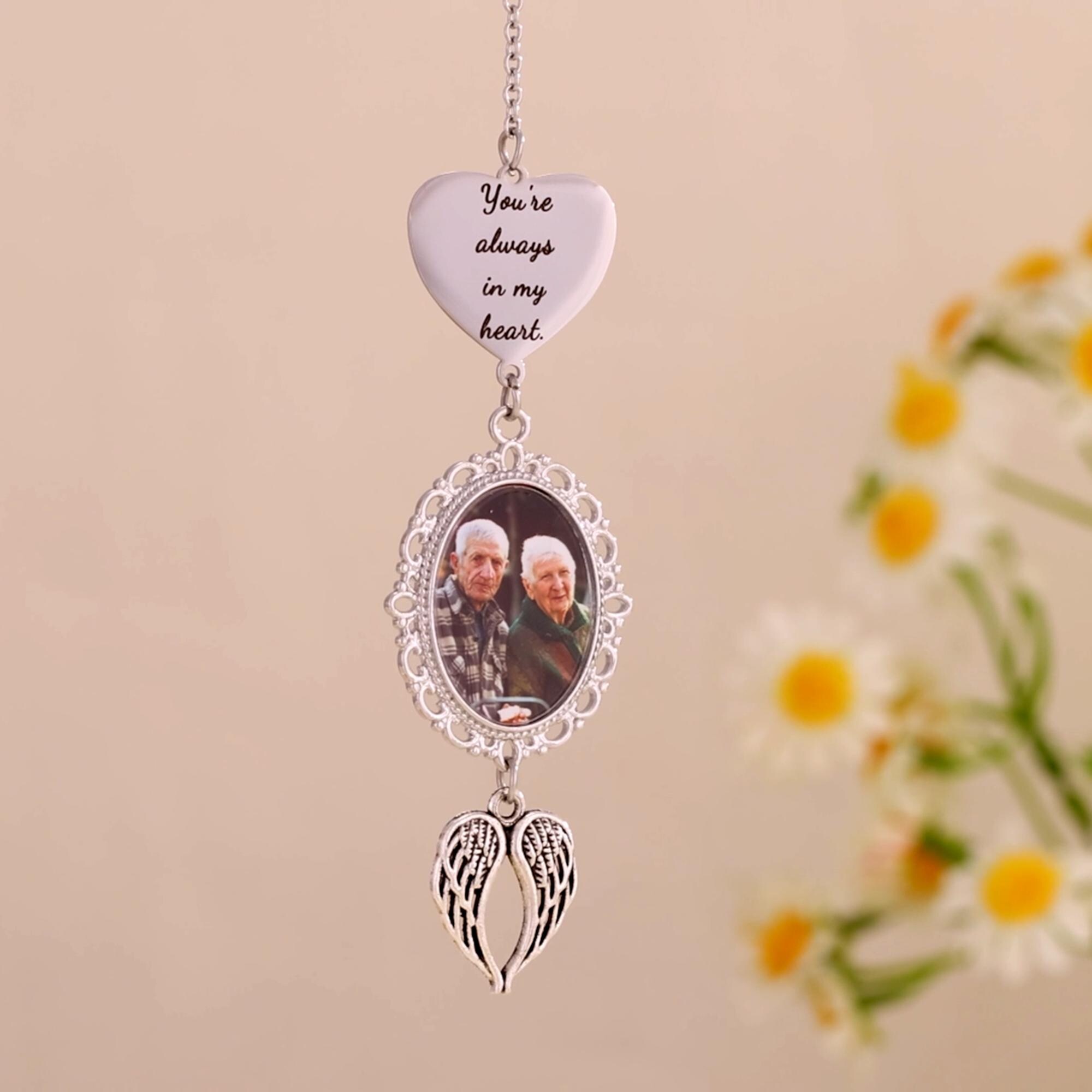Ciondolo commemorativo con nappa di laurea personalizzato, ciondolo personalizzato con 1-3 foto e ali d'angelo, decorazione con cappello di laurea, regalo con nappa di laurea per lei - Italia