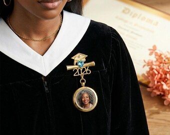 Benutzerdefinierte Abschlussfeier Erinnerungsfoto Pin, Quaste Charm mit Geburtsstein & Text, Walk with Me Erinnerungsbrosche, Klasse von 2026 Graduate Geschenk