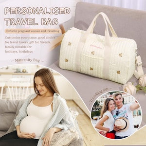 K&ouml;nnte beinhalten: Cremefarbene Reisetasche mit B&auml;renstickerei. Die Tasche hat ein gestepptes Design, einen Schultergurt und Griffe. Auf der Tasche steht "DearKingdom". Das Bild enth&auml;lt auch den Text "Personalised Travel Bag" und "Maternity Bag".