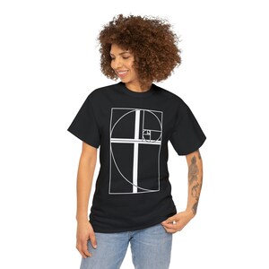 Puede incluir: Una camiseta negra con un gráfico blanco del número áureo, un concepto matemático que aparece en la naturaleza.