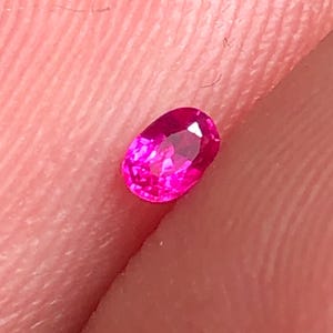 Puede incluir: Un juego de tres tazas de cerámica con un acabado mate moteado. Las tazas son de color crema, gris claro y gris oscuro. Cada taza tiene un diseño simple y minimalista.