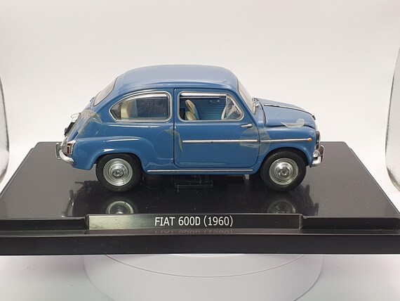 Miniature Edicola 1/24 - Fiat 600D Série 1 1960 Avec Vitrine - Bleu - Neuf