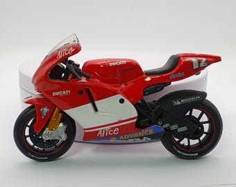 Ducati Desmo Sedici (2004) Maisto 1/18 Red Motorcycle