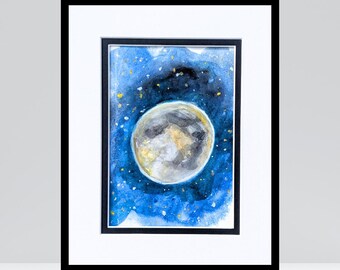Puede incluir: Pintura a la acuarela de una luna llena en un cielo nocturno azul oscuro con estrellas amarillas y blancas. La luna es una mezcla de gris, blanco y amarillo. La obra de arte está enmarcada en un marco negro con un passe-partout blanco.