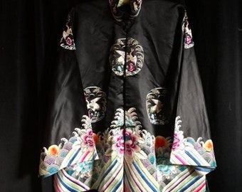 Vintage Embroidered Silk Kimono Jacket: Chinese Floral Wave Design