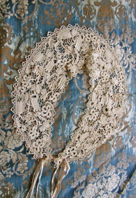 Antique Edwardian Victorian lace collar, Queen Vic