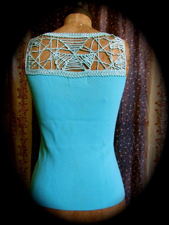 70s sleeveless tank top, spiderweb neckline tank … - image 5