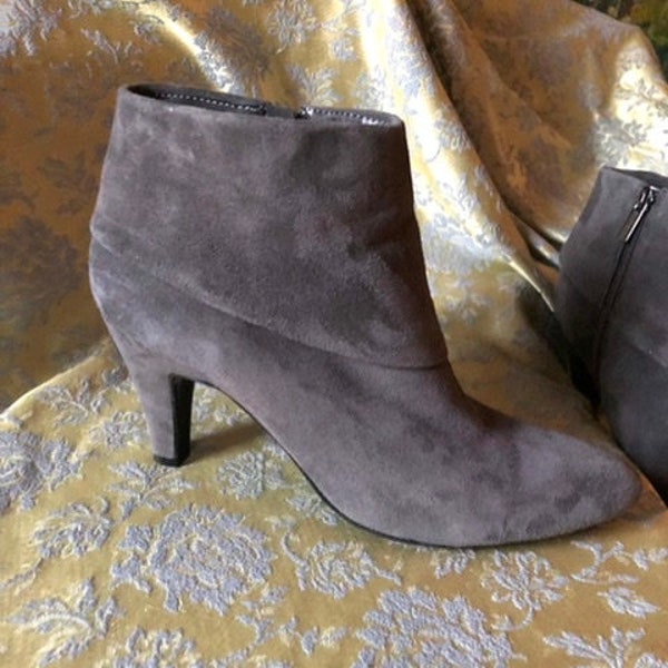 Gray suede boots with medium high heels deep cuffs side zippers by Bandolino size 10 classy heeled boots