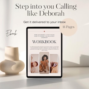 Könnte beinhalten: Ein E-Book mit dem Titel "Work Like Deborah" wird auf einem Tablet angezeigt. Das Cover zeigt den Text "Workbook" und den Untertitel "A Faith-Fueled Guide to Courage, Calling & Godly Leadership". Das Bild enthält auch eine beige Vase und den Text "Step into your Calling like Deborah."
