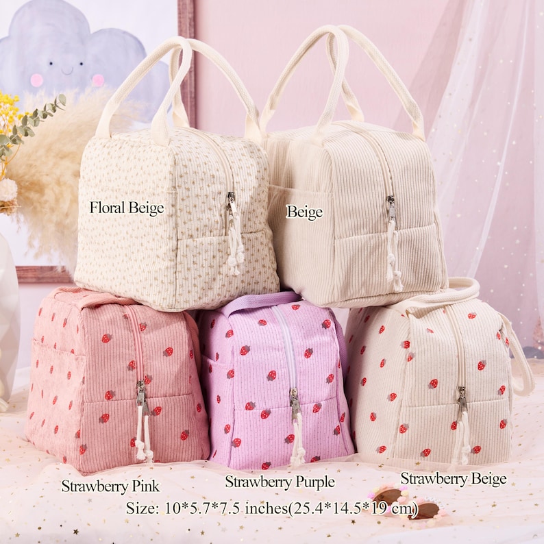 K&ouml;nnte beinhalten: Eine Auswahl an Lunch-Taschen aus Cord in verschiedenen Farben: Floral Beige, Beige, Erdbeerrosa, Erdbeerlila und Erdbeerbeige. Jede Tasche hat einen Rei&szlig;verschluss, einen Griff und eine Vordertasche. Gr&ouml;&szlig;e: 25,4 x 14,5 x 19 cm.