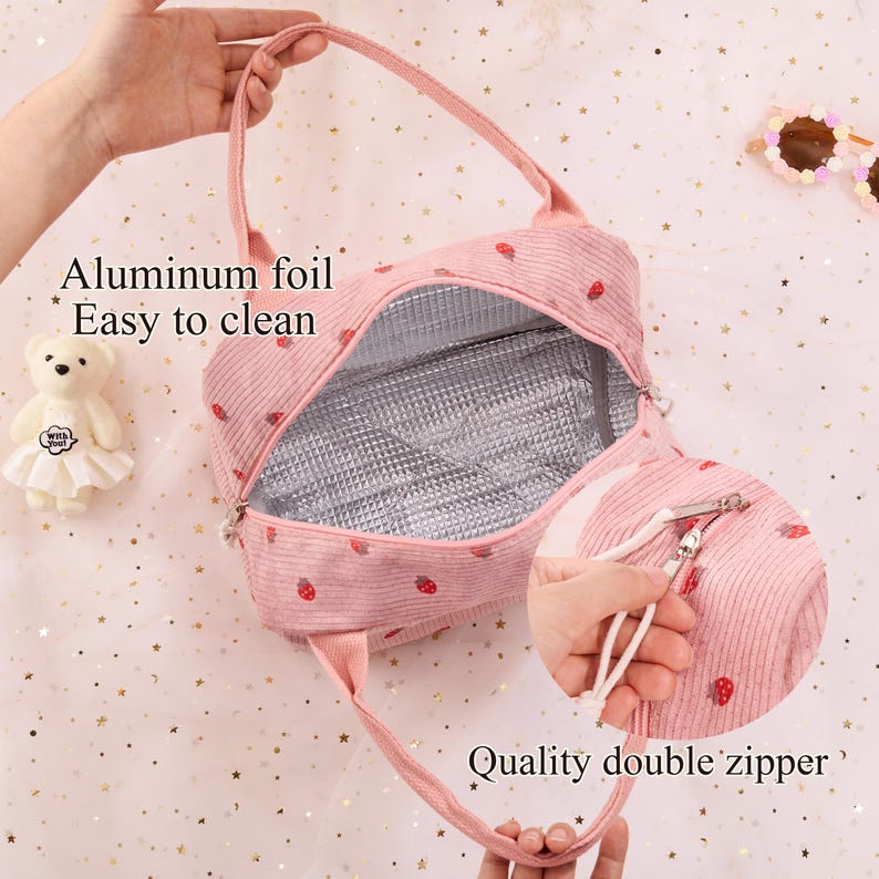 K&ouml;nnte beinhalten: Rosa Cord-Mittagessen-Tasche mit Erdbeermuster. Mit Aluminiumfolienfutter und einem hochwertigen Doppelrei&szlig;verschluss. Die Tasche hat einen Griff und den Text "Aluminum foil Easy to clean".