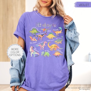 Camiseta Comfort Colors® "Está bien ser diferente" con diseño de dinosaurio y autismo, camiseta de concienciación sobre el autismo, regalo para personas con neurodiversidad, camiseta para madres de niños con autismo, camiseta para profesores de educación especial. imagen 12