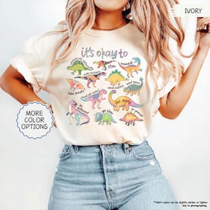 Camiseta Comfort Colors® "Está bien ser diferente" con diseño de dinosaurio y autismo, camiseta de concienciación sobre el autismo, regalo para personas con neurodiversidad, camiseta para madres de niños con autismo, camiseta para profesores de educación especial. imagen 4
