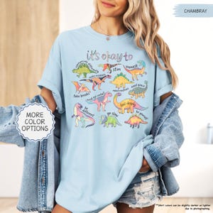 Camiseta Comfort Colors® "Está bien ser diferente" con diseño de dinosaurio y autismo, camiseta de concienciación sobre el autismo, regalo para personas con neurodiversidad, camiseta para madres de niños con autismo, camiseta para profesores de educación especial. imagen 6