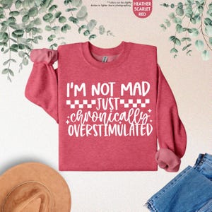 Op de afbeelding: Set van drie keramische mokken met een gespikkelde, matte afwerking. Elke mok heeft een andere kleur: lichtblauw, cr&egrave;me en grijs. De mokken hebben een eenvoudig, modern ontwerp en een comfortabele handgreep. Perfect voor koffie of thee.