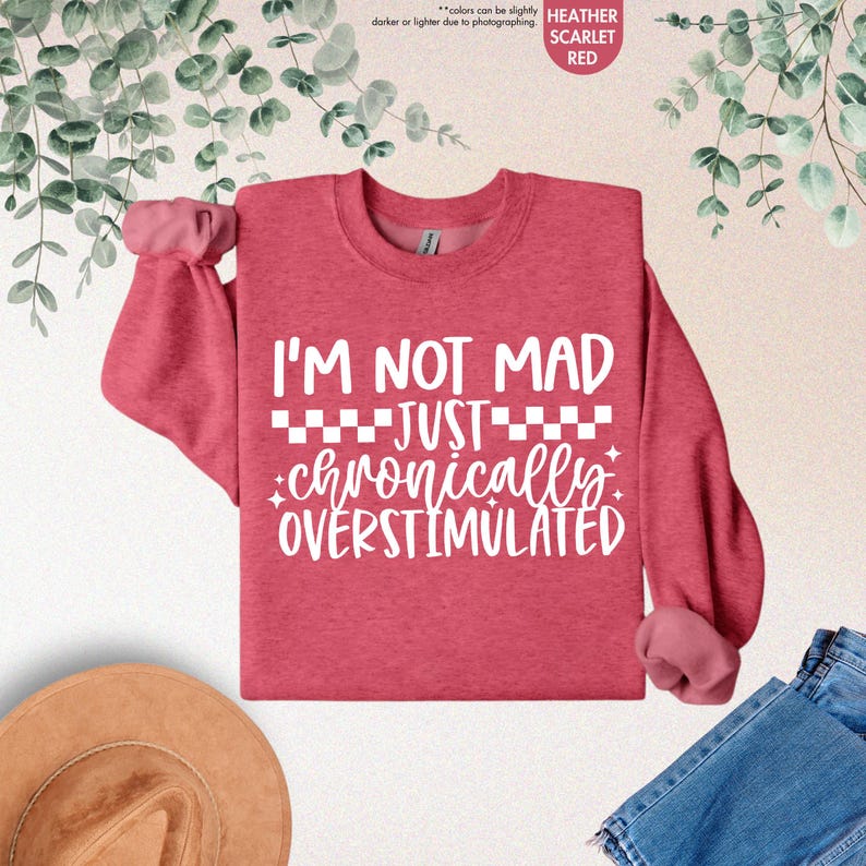 Op de afbeelding: Set van drie keramische mokken met een gespikkelde, matte afwerking. Elke mok heeft een andere kleur: lichtblauw, cr&egrave;me en grijs. De mokken hebben een eenvoudig, modern ontwerp en een comfortabele handgreep. Perfect voor koffie of thee.
