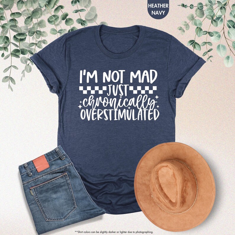 I’m Not Mad Just Chronically Overstimulated Shirt, Funny Anxiety Shirt, Adult Humor Gift, Mom Life Shirt, Relatable Shirt, Mental Health Tee afbeelding 12