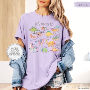 Camiseta Comfort Colors® "Está bien ser diferente" con diseño de dinosaurio y autismo, camiseta de concienciación sobre el autismo, regalo para personas con neurodiversidad, camiseta para madres de niños con autismo, camiseta para profesores de educación especial. imagen 8