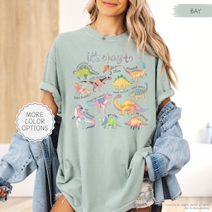 Camiseta Comfort Colors® "Está bien ser diferente" con diseño de dinosaurio y autismo, camiseta de concienciación sobre el autismo, regalo para personas con neurodiversidad, camiseta para madres de niños con autismo, camiseta para profesores de educación especial. imagen 5