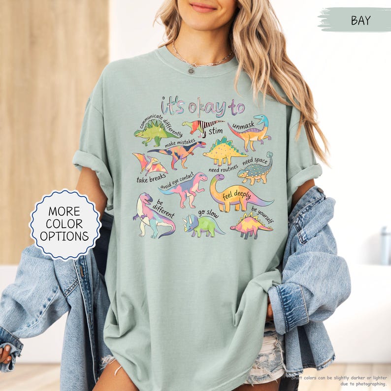 Camiseta Comfort Colors® "Está bien ser diferente" con diseño de dinosaurio y autismo, camiseta de concienciación sobre el autismo, regalo para personas con neurodiversidad, camiseta para madres de niños con autismo, camiseta para profesores de educación especial. imagen 5