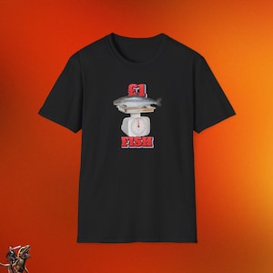 Puede incluir: Camiseta negra con un gráfico rojo de un pez en una báscula que dice "£1 FISH".