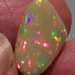 8.10 Ct 150 million year old Ethiopian AAAA very bright beautiful light amber base  large Rainbow pinfire color,