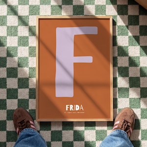 Könnte beinhalten: Ein Set aus drei Keramikbechern mit gesprenkelter, matter Oberfläche. Jeder Becher hat eine andere Farbe: hellblau, creme und grau. Die Becher haben ein schlichtes, modernes Design und einen bequemen Griff.