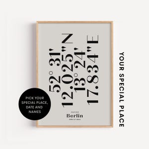 Może przedstawiać: Oprawiony wydruk z jasnoszarym tłem zawiera czarny tekst, w tym współrzędne, datę i miasto Berlin. Tekst "PICK YOUR SPECIAL PLACE, DATE AND NAMES" znajduje się w czarnym okręgu. Fraza "YOUR SPECIAL PLACE" jest wydrukowana pionowo.