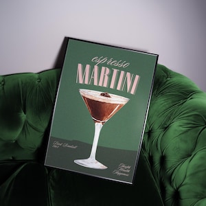 エスプレッソ マティーニ ポスター: シックなコーヒーとカクテルのブレンドをスタイリッシュに提供します。緑とピンクのポスターに、洗練されたガラスと美しいタイポグラフィが使われています。