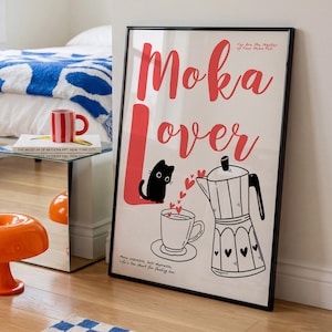 Könnte beinhalten: Ein gerahmter Kunstdruck mit den Worten "Moka Lover" in roter Schrift. Der Druck zeigt eine schwarze Katze, eine Kaffeetasse und eine Mokka-Kannen-Illustration. Der Text "More espresso, less depresso, life's too short for feeling low" ist ebenfalls enthalten.