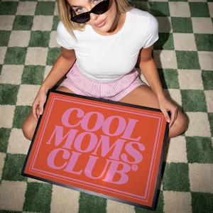 Póster del Club de Mamás – Arte mural con tipografía retro, decoración feminista para mamás