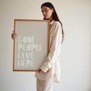 名言ポスター | クールな人々がここに住んでいますプリント | 面白いキッチンや床の壁アート | ミニマリストタイポグラフィ