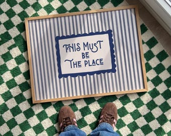 This Must Be The Place Poster | Blau gestreifte Typografie Wandkunst | Vintage Statement Print für stilvolle Wohnräume