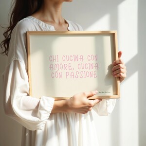 キュッヘンポスター「Chi Cucina Con Amore、Cucina Con Passione」 - 手書きのタイポグラフィ |ベージュとピンク |キッチンの装飾 |グルメギフト