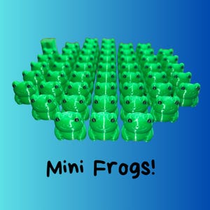 Könnte beinhalten: Eine Ansammlung kleiner, hellgrüner Froschfiguren mit schwarzen Augen und weißen Akzenten. Der Text "Mini Frogs!" ist in Schwarz am unteren Bildrand zu sehen. Die Frösche sind in ordentlichen Reihen vor einem blauen Farbverlauf angeordnet.