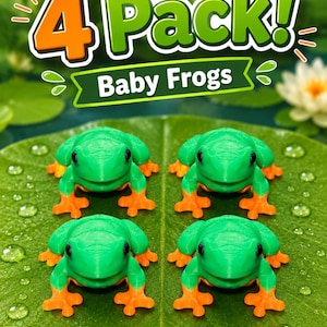 Puede incluir: Un conjunto de 4 Pack! Baby Frogs que incluye cuatro ranas pequeñas de color verde brillante con pies naranjas y ojos negros. El texto 4 Pack! Baby Frogs aparece en letras grandes, negritas, verdes y naranjas sobre las cuatro figuras.