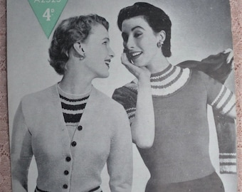 Op de afbeelding: Vintage Bestway breipatroon met twee vrouwen in gebreide outfits. Het patroon bevat een vest met gestreepte boorden en een trui met een gestreepte kraag en mouwen. Borstomvang 86-91 cm.