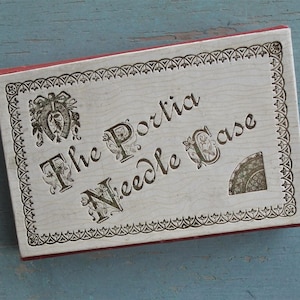 Antike Nadeldose - The Portia Needle Case - Nadelhalter & Stahlnadeln - Vintage Nähsammlerstück - rotes klappbares Kartenetui