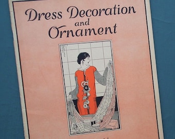 Jurk Decoratie en Ornament Woman's Institute of Domestic Arts & Sciences antieke vintage jaren 1920 kleermakerij naaiboek jaren 20 mode vrouwen