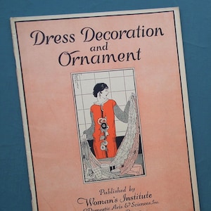 Jurkversiering en ornament Woman's Institute of Domestic Arts & Sciences antiek vintage kleermakerij uit de jaren 1920 naaiboek jaren '20 mode dames