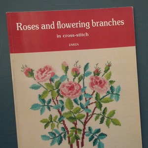 Rozen en bloeiende takken in kruissteek van Zarza DMC vintage borduurboek jaren 80 - bloemenkaarten - naaiboek
