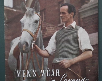 Op de afbeelding: Vintage magazinecover met een man in een gebreid vest en wit overhemd, die een zweep en de teugels van een grijs paard vasthoudt. De tekst luidt "MEN'S WEAR in Lavenda". Op de achtergrond is een bakstenen gebouw te zien.