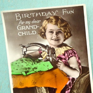 carte postale vintage - fille avec une machine à coudre - carte d'anniversaire pour petit-enfant / petite-fille - c. Carte postale originale des années 30 30 OCCASION