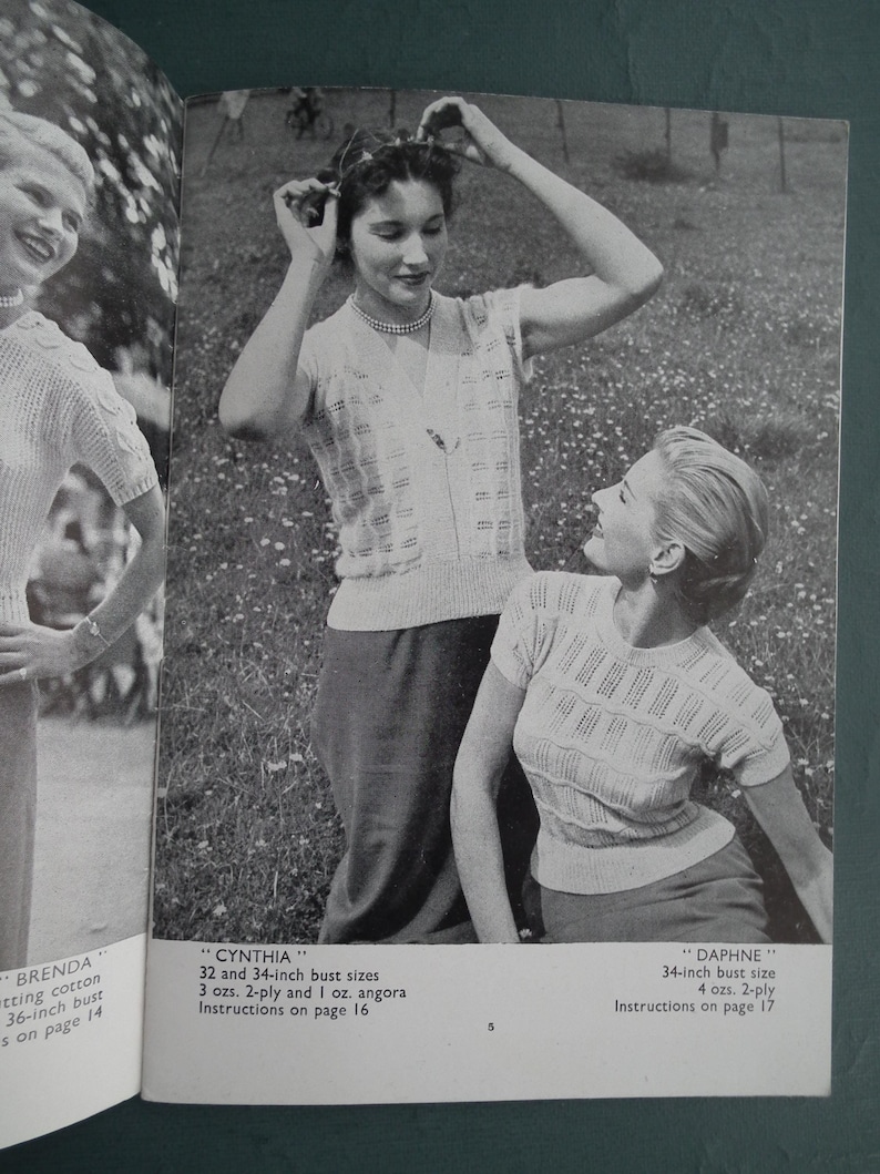 Op de afbeelding: Twee vrouwen poseren in een grasveld, gekleed in gebreide tops. De tops zijn beide wit met een textuurpatroon. De vrouw links draagt een vest met knoopsluiting en de vrouw rechts draagt een top zonder mouwen. De tekst "CYNTHIA" staat onder de vrouw links en de tekst "DAPHNE" staat onder de vrouw rechts.